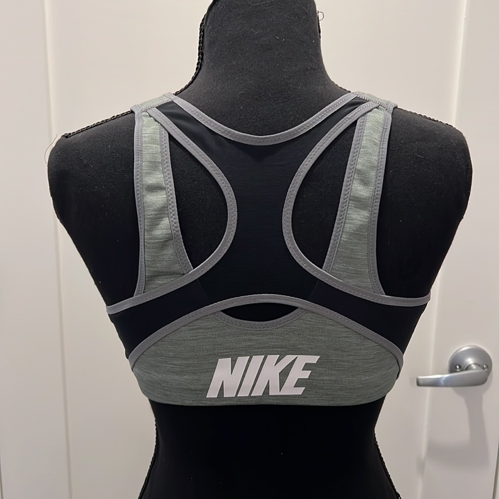 Nike Shape high-support padded zip-front sports bra - Picture 2 of 5